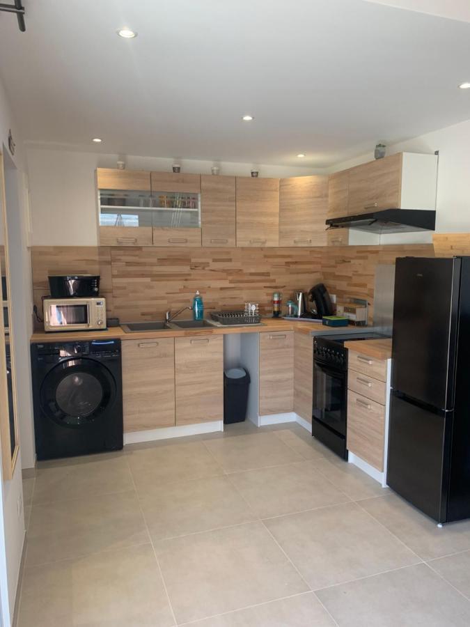 MAS GABELYS propriété privée avec parking ds jardin clos et terrasse avec superbe vue ste Victoire Trets Exterior foto