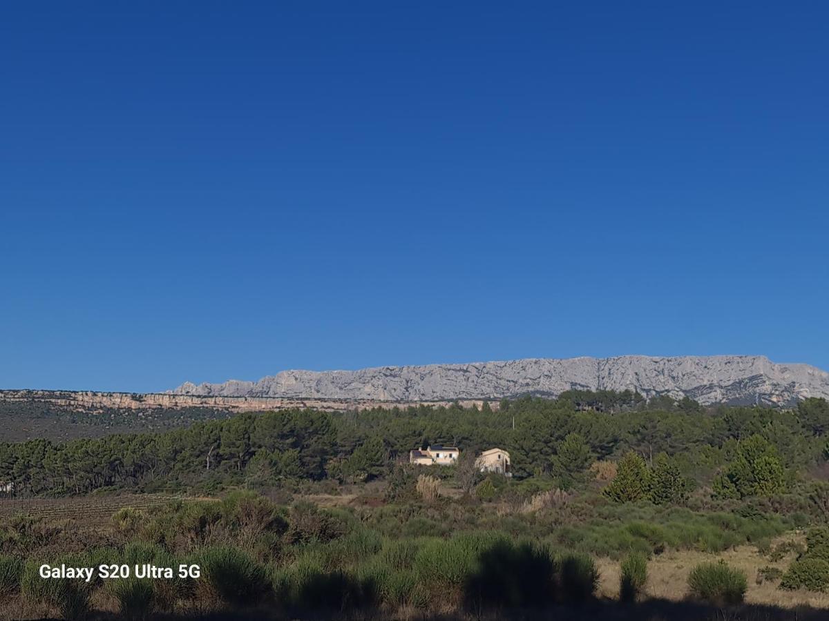 MAS GABELYS propriété privée avec parking ds jardin clos et terrasse avec superbe vue ste Victoire Trets Exterior foto