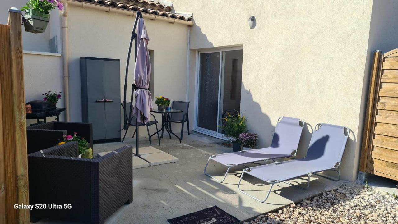 MAS GABELYS propriété privée avec parking ds jardin clos et terrasse avec superbe vue ste Victoire Trets Exterior foto