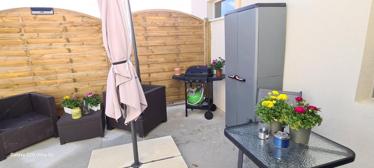 MAS GABELYS propriété privée avec parking ds jardin clos et terrasse avec superbe vue ste Victoire Trets Exterior foto