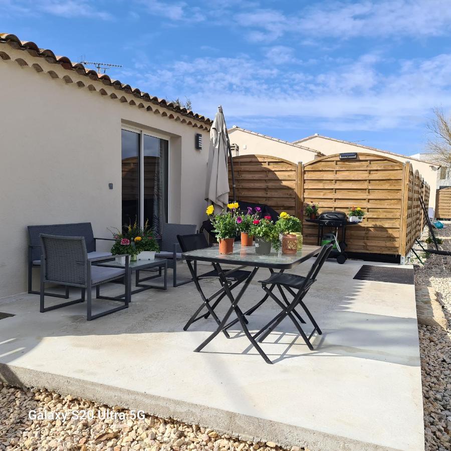 MAS GABELYS propriété privée avec parking ds jardin clos et terrasse avec superbe vue ste Victoire Trets Exterior foto