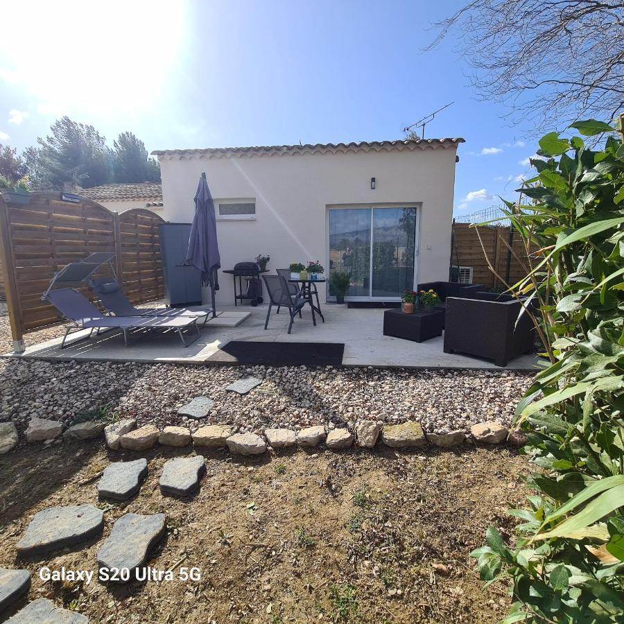 MAS GABELYS propriété privée avec parking ds jardin clos et terrasse avec superbe vue ste Victoire Trets Exterior foto