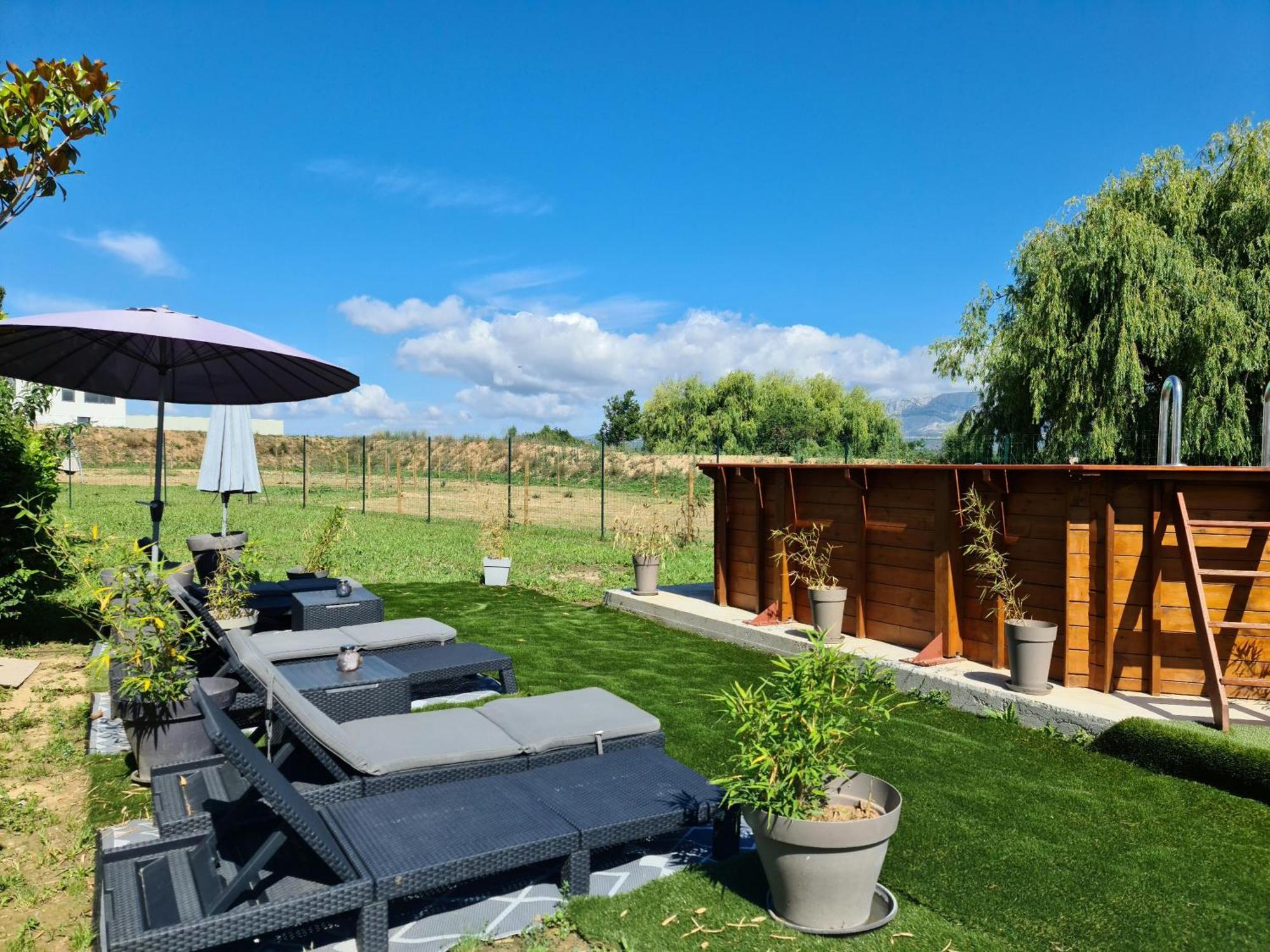 MAS GABELYS propriété privée avec parking ds jardin clos et terrasse avec superbe vue ste Victoire Trets Exterior foto