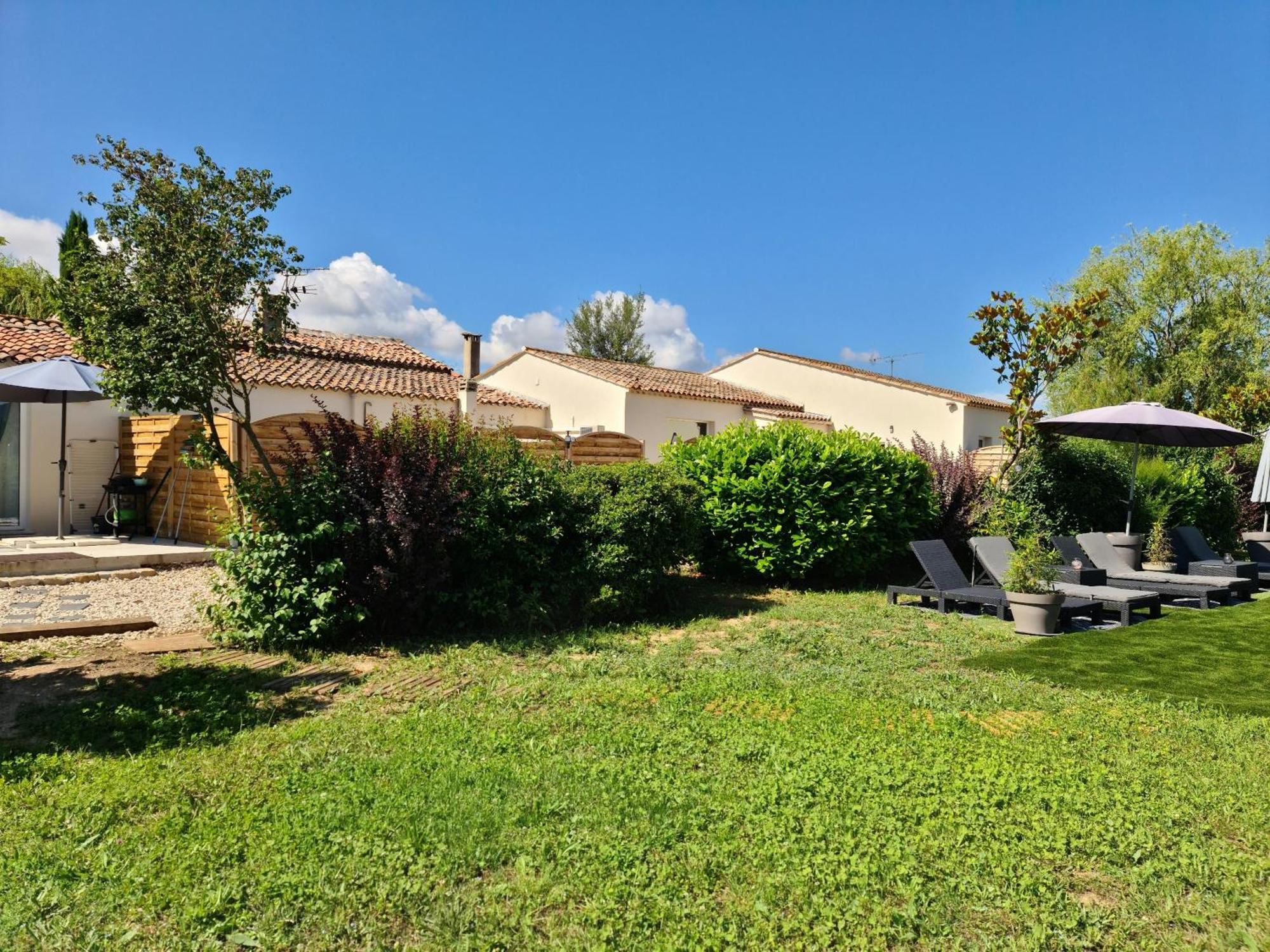 MAS GABELYS propriété privée avec parking ds jardin clos et terrasse avec superbe vue ste Victoire Trets Exterior foto